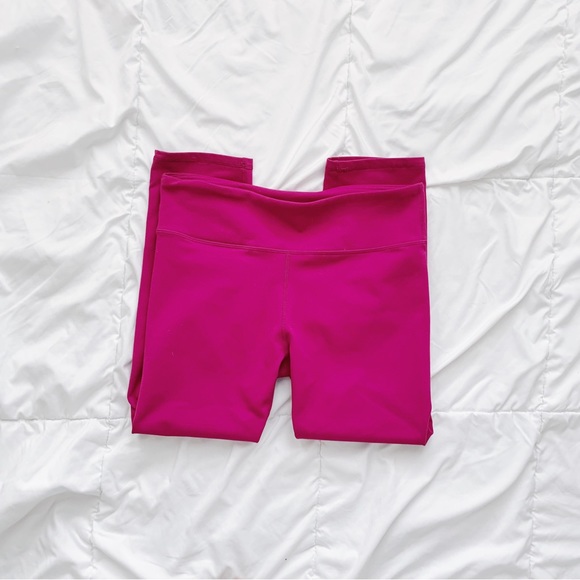 LIKE NEW! PINK MAGENTA CAPRI WORKOUT GYM LEGGINGS! - Picture 4 of 5